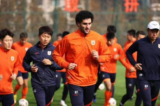 【比赛焦点瞬间】第5分钟，沃克斜向传中，阿尔瓦雷斯头球攻门，迪恩-亨德森迅速倒地扑出。